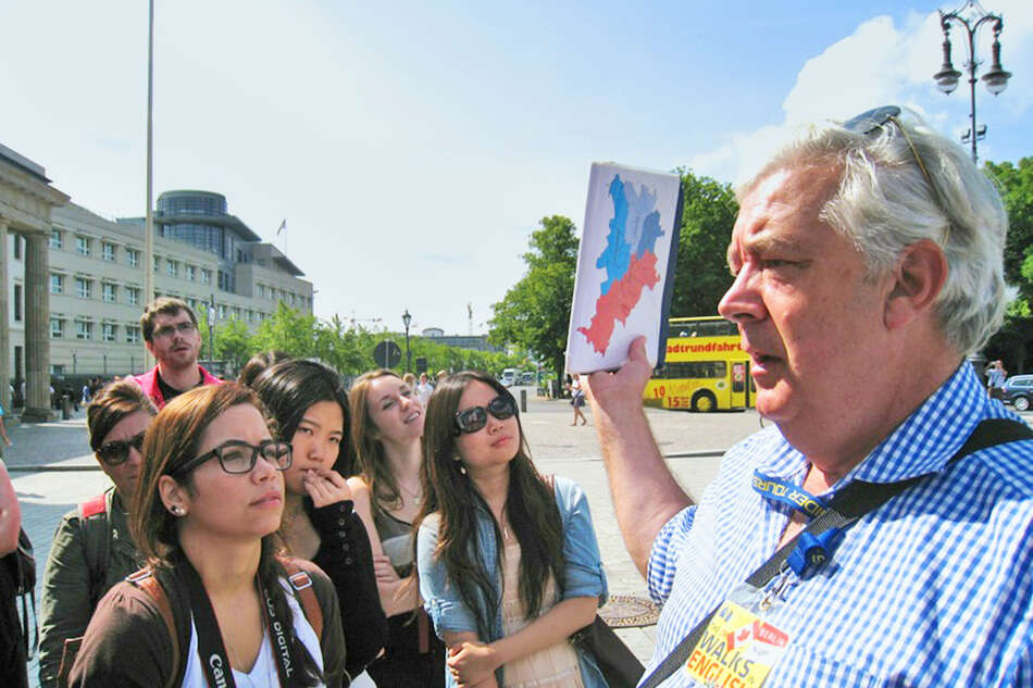 Tour guide and students in Berlin city
