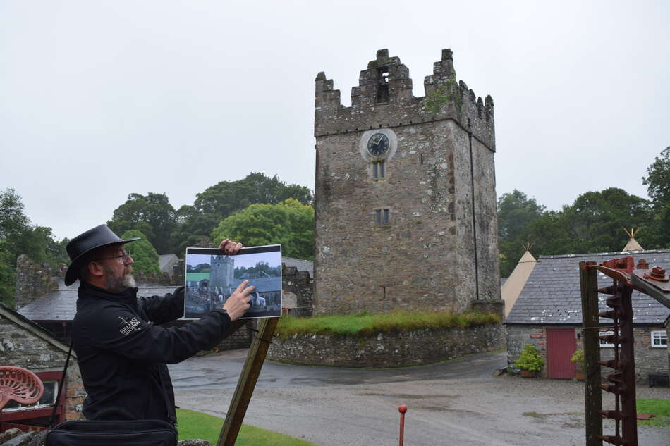 Guide by building, Game of Thrones tour in Belfast