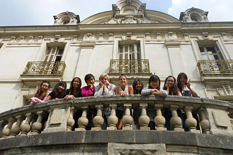 Class picture in front of the Institut de Touraine