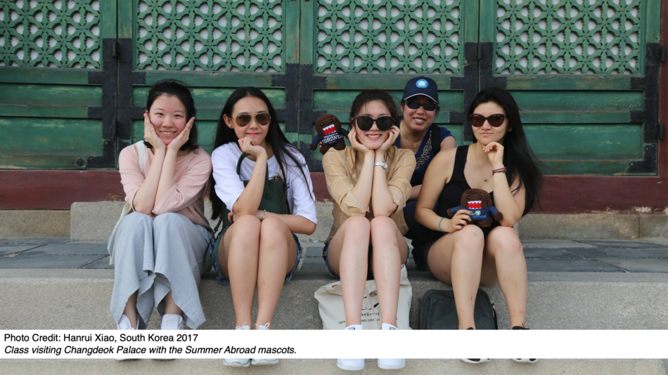 Class visiting Changdeok Palace with the Summer Abroad mascots.
